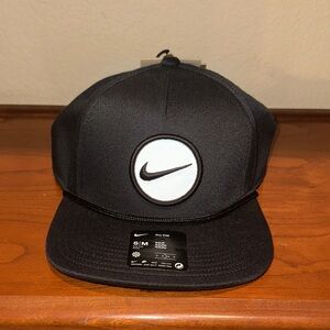 NWT Nike Black & White Snap Back Pro Cap (S/M)